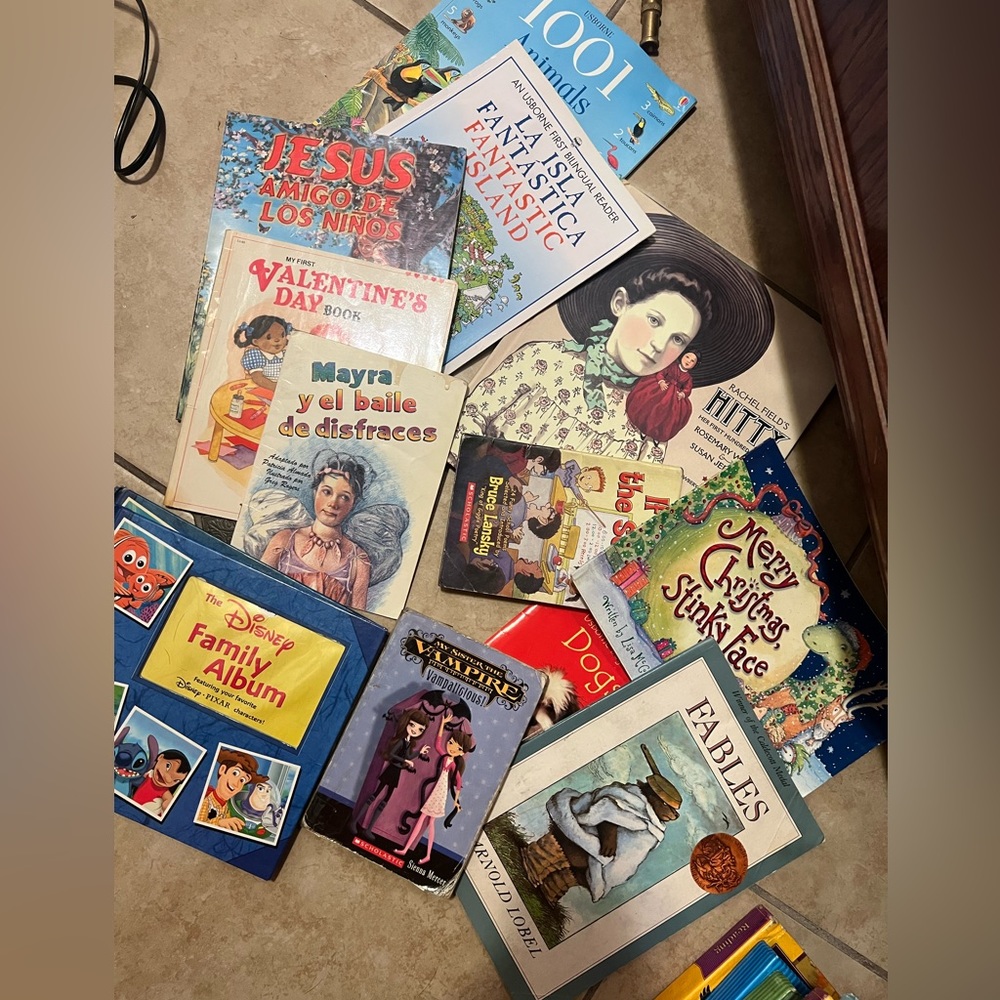 Books for sale! Good condition. About 5 books Spanish. Best offer!